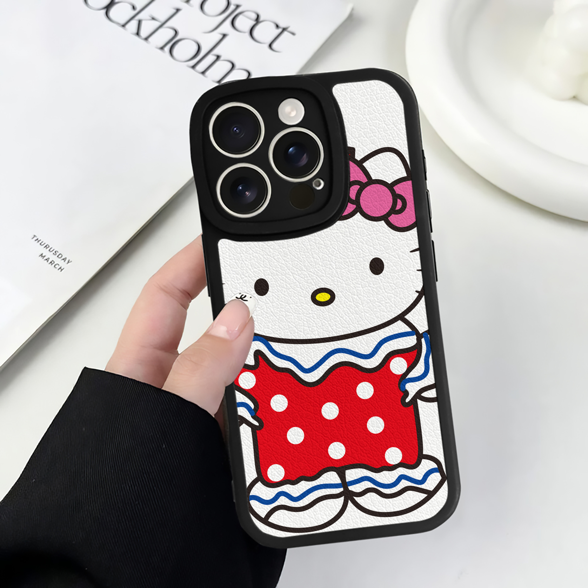（画像用） Hello Kitty ハローキティ 【iPhone 16シリーズ対応】シリコンスマホケース（レザー調） 材質：シリコン